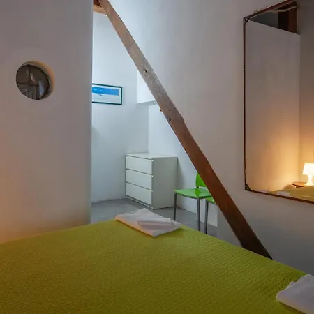 Ludovica - Backpackers House *